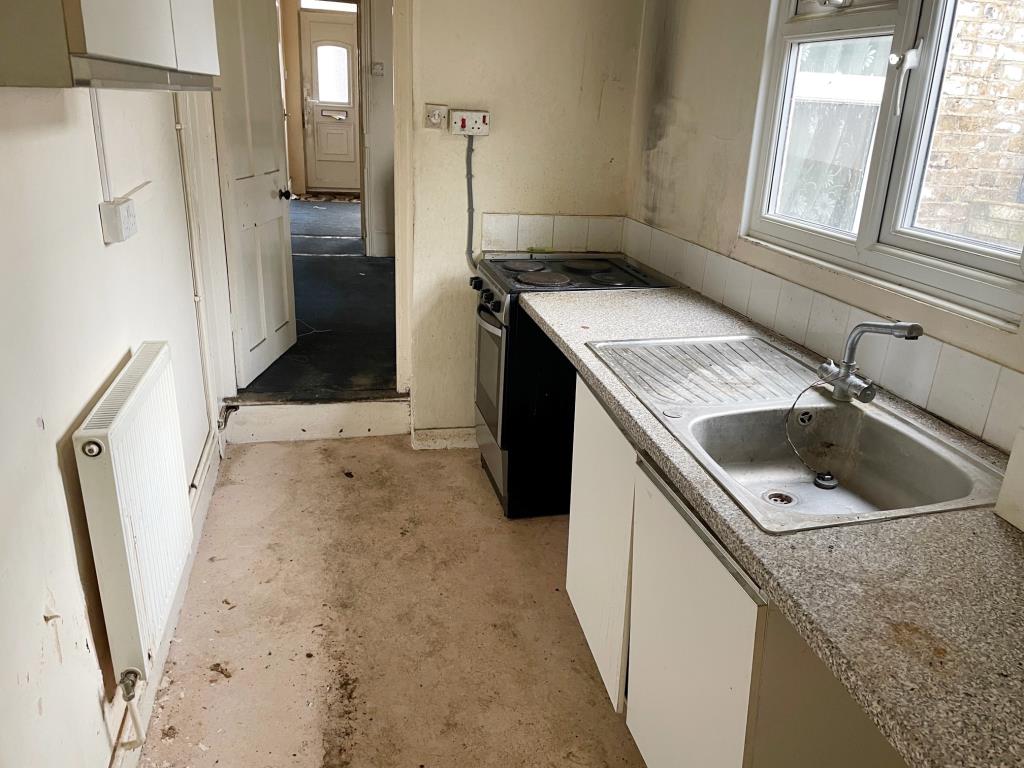 Lot: 100 - MID-TERRACE HOUSE FOR IMPROVEMENT - kitchen
